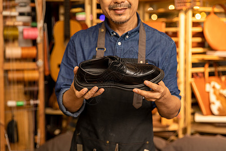 中年男性皮匠修鞋匠图片