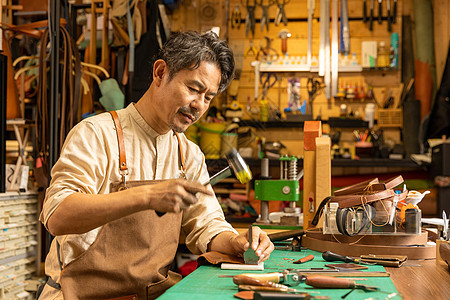 中年男性皮匠手工定制皮具图片