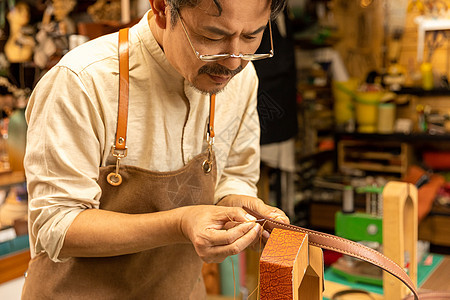 男性皮匠手工定制皮带背景图片