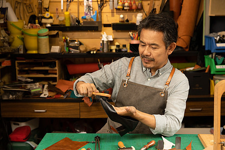 中年男性鞋匠保养皮鞋图片