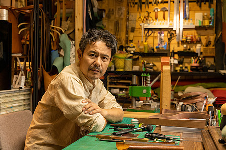 中年男性皮匠工匠图片