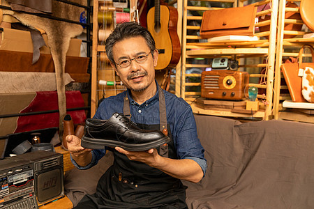 中年男性鞋匠手工定制皮鞋背景图片
