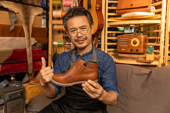 中年男性鞋匠手工定制皮鞋图片