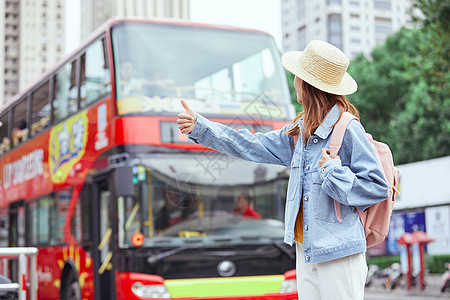 旅游博主户外等车图片