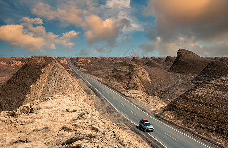 国庆汽车西藏公路自然风光背景