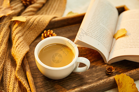 深秋秋日咖啡与书背景