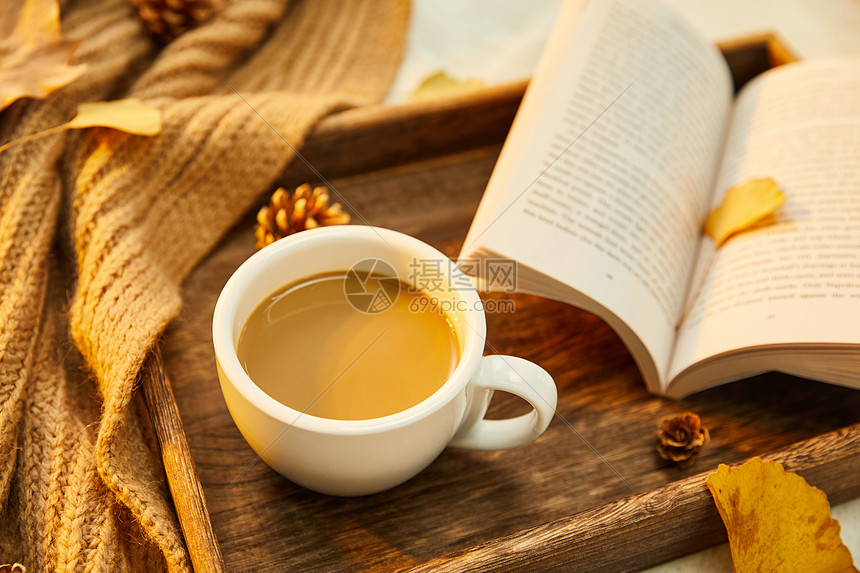 秋日咖啡与书图片