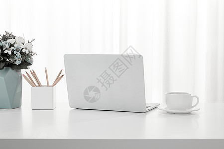 电脑白色唯美创意学习办公和桌面咖啡场景背景