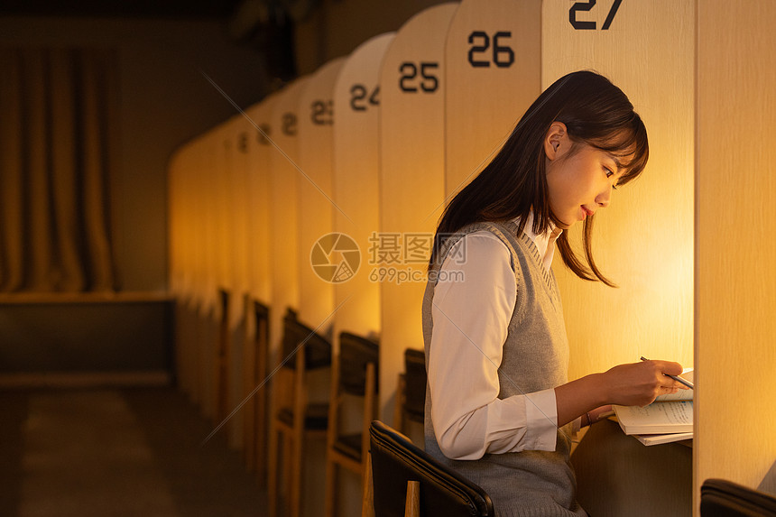 深夜在自习室里学习的女学生图片