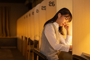 深夜在自习室里学习的女学生图片