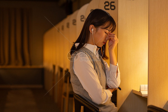 深夜学习犯困的女生图片