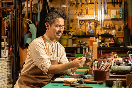 中年男性工匠手工定制背景图片