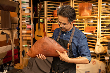 中年男性皮匠手工定制皮包背景图片