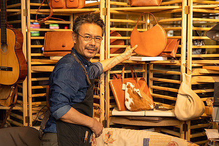 中年男性皮匠手工定制皮包背景图片