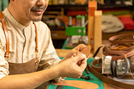 中年男性工匠手工定做鞋垫特写背景图片