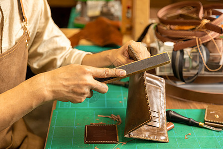 中年男性皮匠手工定做钱夹背景图片