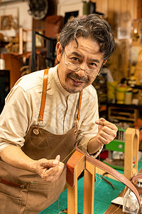 中年男性皮匠手工定做皮带背景图片
