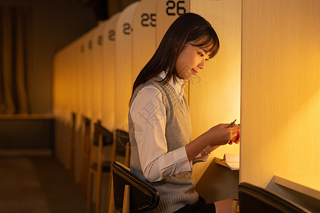 女大学生自习室认真学习图片