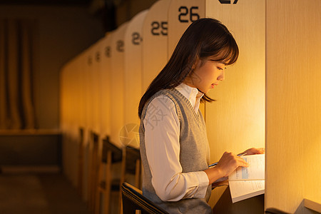 女大学生自习室认真学习图片