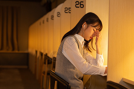 深夜学习犯困的女生图片