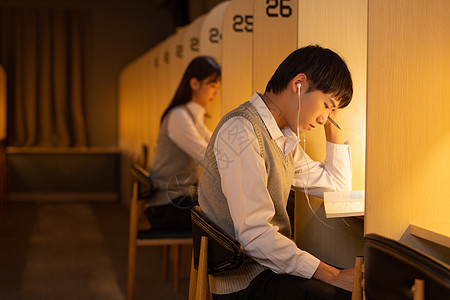 准备考研的大学生们熬夜复习图片