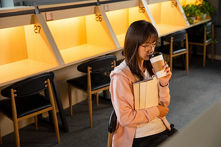 女大学生清晨自习室复习功课图片