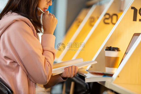 女大学生清晨自习室复习功课图片