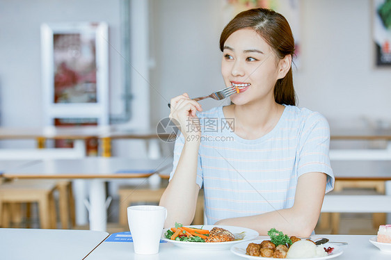 孕妇餐厅吃西餐图片