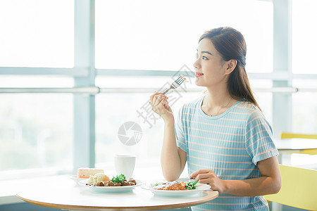 孕妇餐厅吃西餐图片