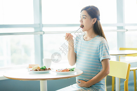 孕妇餐厅吃西餐高清图片