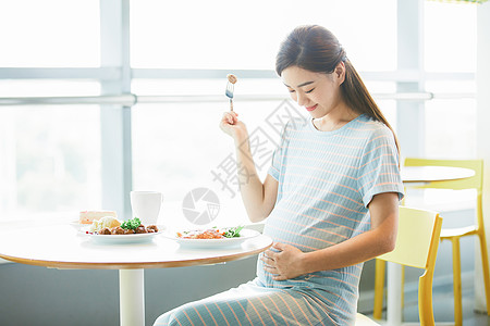 孕妇餐厅吃西餐高清图片