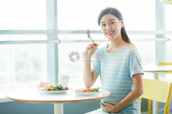 孕妇餐厅吃西餐图片