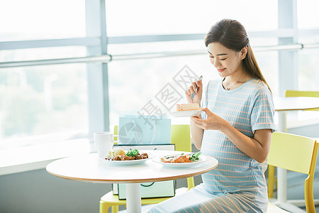 孕妇餐厅吃西餐高清图片