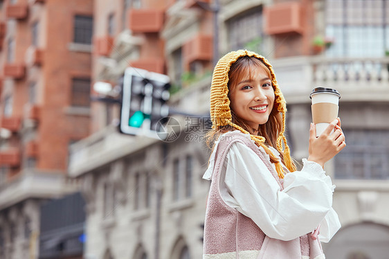 武康路网红地标打卡的可爱女性图片