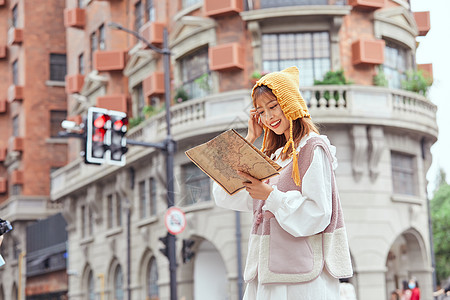 时尚女生时尚旅游博主查看地图背景