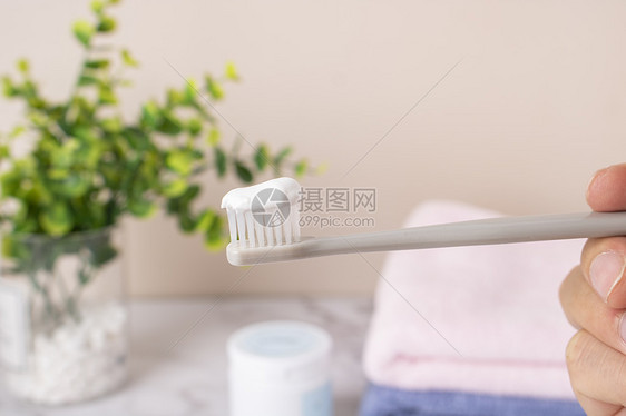 牙刷上的牙膏图片