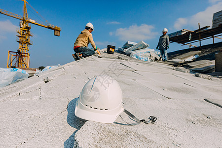 防水建筑屋顶建筑工地正在施工的建筑工人背景