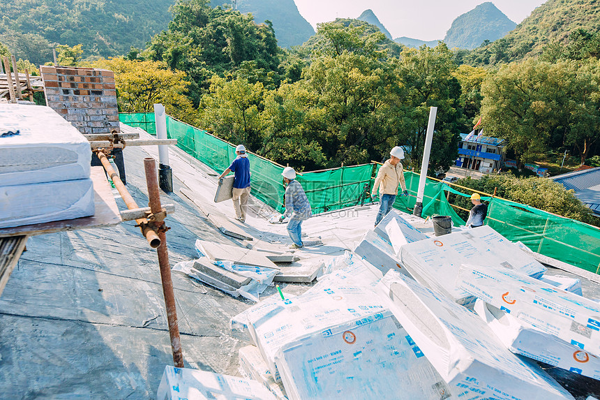 屋顶建筑工地户外正在施工的建筑工人图片