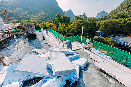 屋顶建筑工地正在施工的建筑工人背景图片