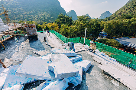 屋顶建筑工地正在施工的建筑工人图片
