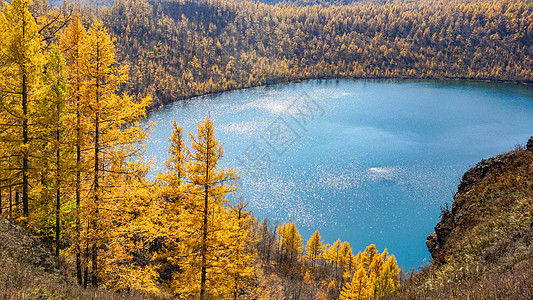 阿尔山天池驼峰岭天池秋色背景