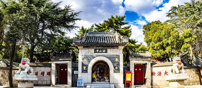 寺庙大门青岛湛山寺山门背景