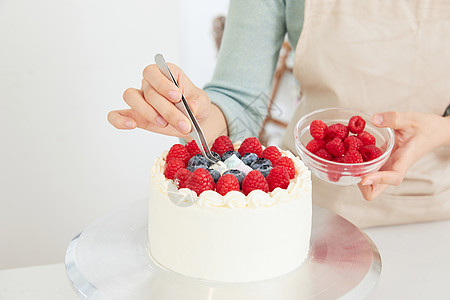 制作蛋糕美女居家制作水果蛋糕特写背景