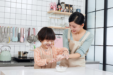 妈妈儿子母子烘培撒面粉嬉戏背景