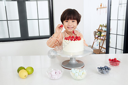 儿童小男孩和水果蛋糕高清图片
