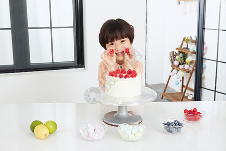 儿童小男孩和水果蛋糕高清图片