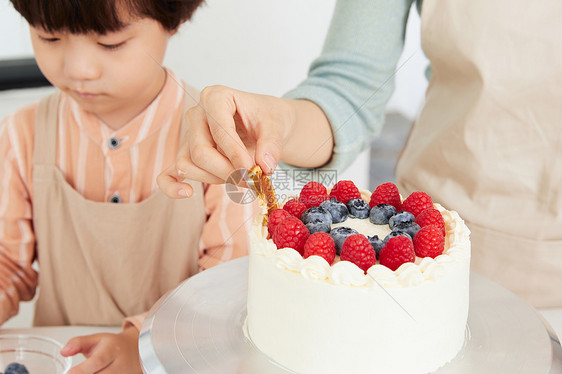 母子手工制作水果蛋糕图片