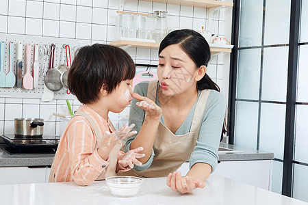 母子烘培温馨快乐嬉戏玩面粉图片