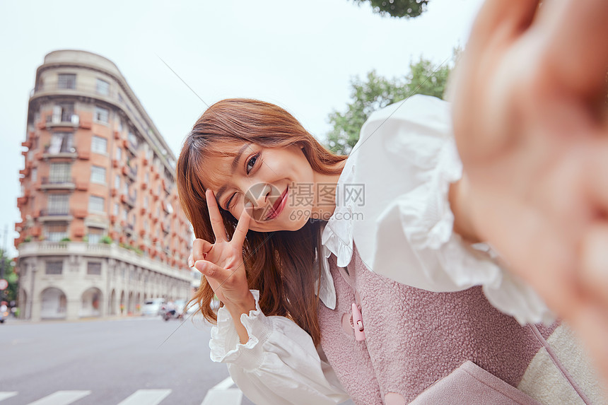 秋季时尚美女旅游度假图片