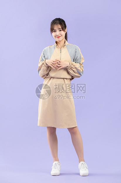 穿休闲服的甜美女性图片